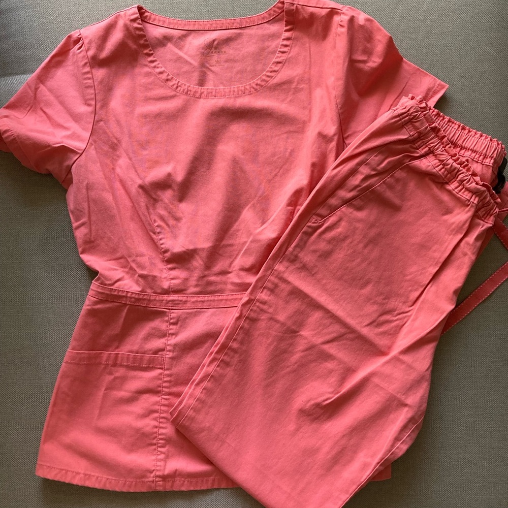 Jaannu scrub set